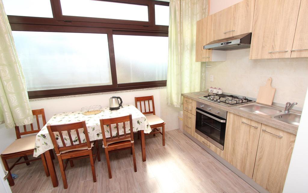 Apartments Maruchita ロヴィニ エクステリア 写真