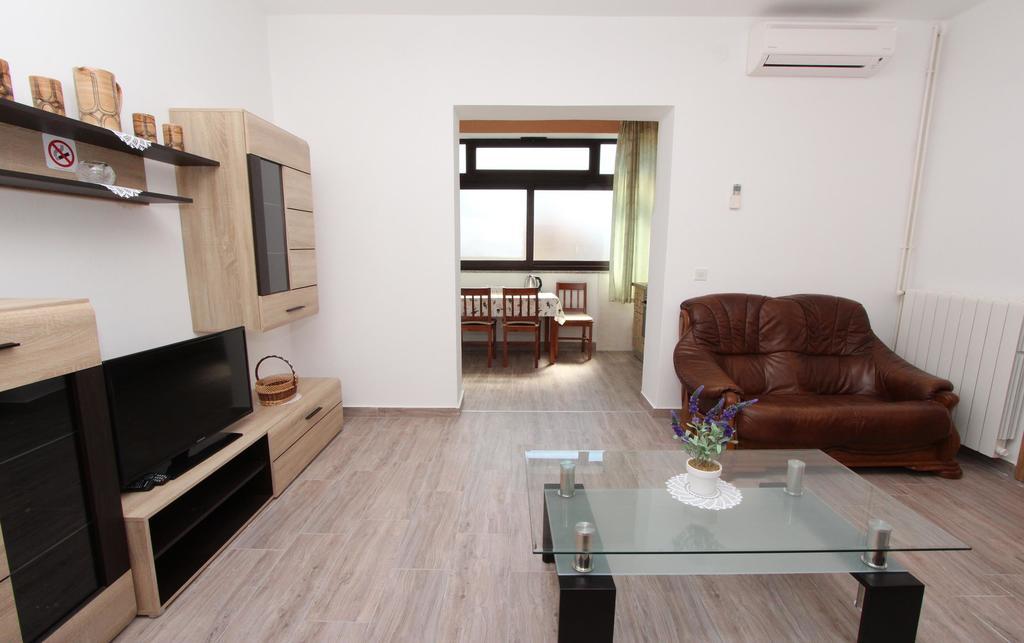 Apartments Maruchita ロヴィニ エクステリア 写真